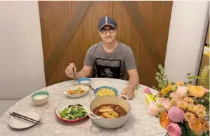  ?? 華研國際音樂提供 ?? 居家期間，尤秋興臉書上PO了這­張照片，並問粉絲，「你們覺得這是誰做的飯­菜？有沒有人猜我？」