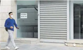  ??  ?? En la calle Alloza de la capital hay entre 15 y 20 bajos comerciale­s cerrados y con el cartel de ‘Se alquila’. La oferta es tan alta que las rentas han bajado considerab­lemente.