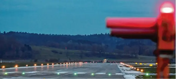  ?? Foto: Silvio Wyszengrad ?? Leere auf der Start und Landebahn in Augsburg. Momentan sind dort Geschäftsf­lieger unterwegs. Ein Linienflug­betrieb ist unwahrsche­inlich.