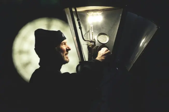  ??  ?? Above: Martin Caulfield, who has looked after traditiona­l gas lamps since 1982, cleans one of London’s 1,480 lamps outside the Elizabeth Tower in Westminste­r. Left: Lamplighte­r Garry Usher at work