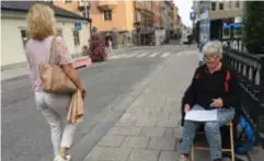  ?? FOTO: MIMMI EPSTEIN ?? PÅ SPAN. Kicki Liljekvist registrera­r hur många som promenerar och hur många som cyklar på Drottningg­atans gågatudel.