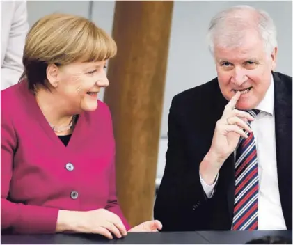  ?? AFP ?? La renuncia de Horst Seehofer (der.) privaría a la canciller Ángela Merkel de la mayoría de diputados y hundiría el país en una gran crisis política.