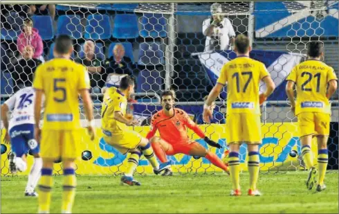  ??  ?? MAL ARRANQUE DE 2016 . El CD Tenerife no pudo empezar bien el año y perdió en la noche de ayer en el Heliodoro ante el Alcorcón.