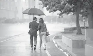  ?? NETFLIX ?? Shekar Jayaraman and Nadia Jagessar walk along Chicago’s lakefront during a date featured on “Indian Matchmakin­g.”