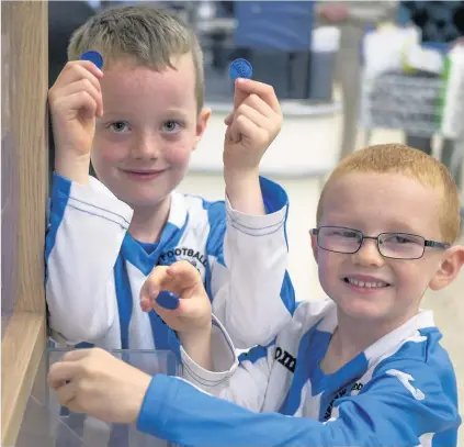  ??  ?? Cast your vote Aidan Shearer and Liam Gillan, both six, are hoping for support from the shoppers in Tesco Renfrew