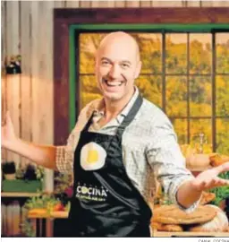  ?? CANAL COCINA ?? Íñigo Urrechu, siempre efusivo, en el plató de ‘Celebrar en casa’.