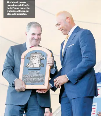  ??  ?? Tim Mead, nuevo presidente del Salón de la Fama, presenta a Mariano Rivera su placa de inmortal.