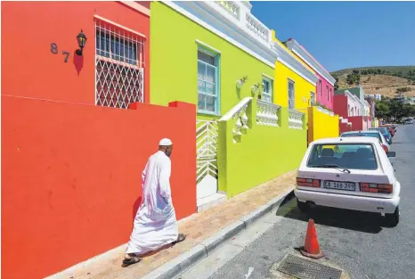  ?? FOTOS: STEPHAN BRÜNJES ?? Hauptsache bunt: Die Bewohner des Bo- Kaap- Viertels lieben Häuser in knalligen Farben.