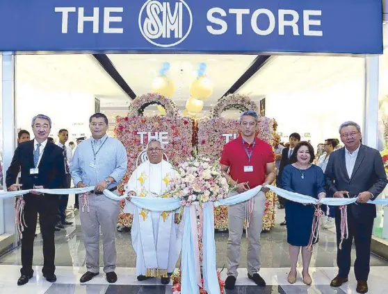  ??  ?? Cavite Governor-elect Jesus Crispin “Boying” Remulla (2nd from left) and Governor Jonvic Remulla (3rd from right) together with Fr. Ogie Paaz are the guests of honor during the ribbon cutting ceremony of The SM Store Trece Martires Cavite. Joining them are SM Prime Holdings president Hans T. Sy, SM Retail president Jorge T. Mendiola and The SM Store president Chelo C. Monasterio.