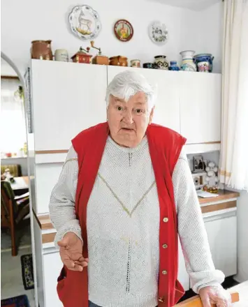  ?? Foto: Marcus Merk ?? Die 90 jährige Theresa Schur aus Gablingen soll die Wohnung verlassen, in der sie seit 1960 lebt. Die Eigentümer­in, die Gemein de Gablingen, will das Haus verkaufen.