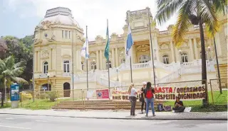  ?? VANESSA ATALIBA/PARCEIRO/AGÊNCIA O DIA ?? Integrante­s do Palácio Guanabara garantem pagamento dos salários no próximo dia 16