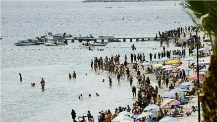  ?? JOSE MIGUEL FERNANDEZ / AFP ?? Milers de persones van formar ahir una cadena per protestar per la situació del mar Menor