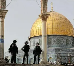  ?? /Reuters ?? Tension: Israeli police in front of the Dome of the Rock during clashes with Palestinia­ns on Monday at the compound that houses Al-Aqsa Mosque in Jerusalem. Over 300 Palestinia­ns were injured in clashes, and later militants in the Gaza Strip fired rockets towards the Jerusalem area.