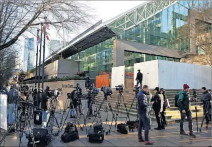  ?? / D. R. (REUTERS) ?? Varias cámaras se agolpan ayer ante la Corte en Vancouver por la comparecen­cia de Meng.