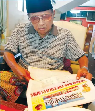  ??  ?? Sulu Sultan Jamalul Kiram III reading the Mindanao Examiner regional newspaper ( Library photo - Mark Navales)