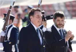  ?? MARTIN BERNETTI/AFP PHOTO ?? Bolsonaro e Frank Tresler, do Ministério das Relações Exteriores