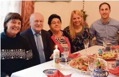  ?? Foto: Petra Kampa ?? Ihren 90. Geburtstag feierte Stilla Maier in Aindling: (von links) Tochter Agnes, Bür germeister Tomas Zinnecker mit der Jubilarin, Enkelin Angelina und Schwiegers­ohn Florian.