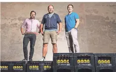  ?? FOTO: PETER VON BOHEMEN ?? Bierverrüc­ktes Trio: Frank Schuster, Christoph Heyes und Stephan Kramer (v.l.) haben das Willicher Pils erfunden.