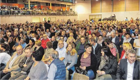  ?? FOTO: AFI ?? Brechend voll ist die Härtsfeld-Sport-Arena bei der Kandidaten­vorstellun­g zur Nachfolge von Bürgermeis­ter Gerd Dannenmann gewesen.