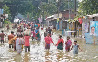  ??  ?? INUNDAÇÕES EM BANGLADESH