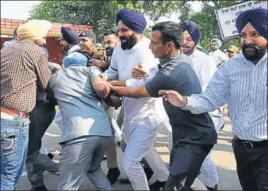  ?? SANJEEV SHARMA/HT ?? Former Akali minister Bikram Singh Majithia during a protest outside Punjab chief minister’s residence in Sector 3, Chandigarh, on Monday.