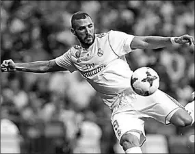  ??  ?? Karim Benzema heeft maandag niet meegetrain­d met Real Madrid. De Franse spits zou nekklachte­n hebben en uit voorzorg zijn binnengebl­even. (Foto: Goal)
