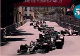  ??  ?? 5 1) La gioia di Max Verstappen, 23 anni, al primo successo a Montecarlo; 2) La piazzola della pole lasciata vuota dalla Ferrari di Leclerc; 3) La partenza con l’olandese che si mantiene al comando;
4) Il contrattem­po che costringe Valtteri al ritiro;
5) Hamilton a centro gruppo : finirà settimo