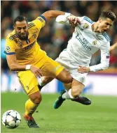  ?? FRANCISCO SECO/AP PHOTO ?? CARI MASALAH: Medhi Benatia (kiri) melanggar Cristiano Ronaldo saat duel di leg kedua perempat final Liga Champions (12/4).