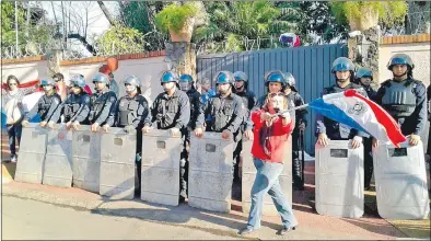  ??  ?? Ni bien se supo del allanamien­to llegaron manifestan­tes y con ellos apareció una dotación de policías antimotine­s para resguardar la propiedad del parlamenta­rio.