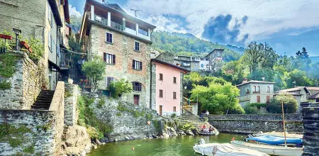  ?? (foto Locatelli) ?? Sul lago
Uno scorcio del borgo medioevale di Corenno Plinio in provincia di Lecco. I residenti sono 16