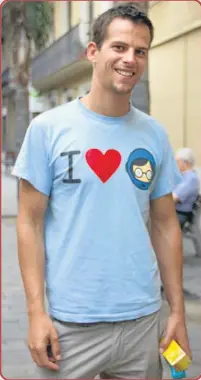  ??  ?? Romain Soury 27 años CAMISETA CONMEMORAT­IVA
Romain llegó a Barcelona hace tres años y el Festival Internacio­nal de Benicàssim (FIB) fue uno de los primeros eventos a los que acudió. Allí se compró esta camiseta, de la que se siente más que orgulloso....