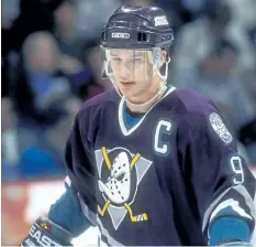  ?? IAN TOMLINSON/GETTY FILES ?? Paul Kariya plays for the Anaheim Mighty Ducks in this March 1997 file photo.
