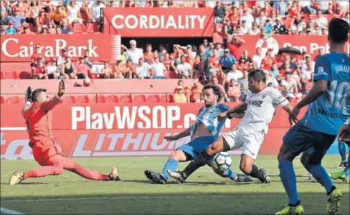  ??  ?? DISPUTADO. Muriel persiguió el gol durante todo el partido y lo encontró en la segunda parte.