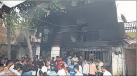  ?? SONU MEHTA/HT ?? The fire broke out in this building in Mohan Park, Shahdara, on Wednesday.