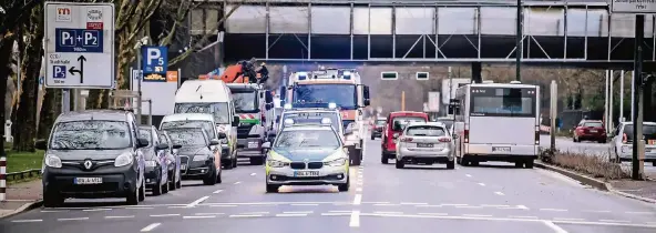  ?? RP-FOTO: ANDREAS ENDERMANN ?? An der Messe demonstrie­ren Polizei und Feuerwehr, wie Verkehrste­ilnehmer richtig eine Rettungsga­sse bilden.
