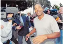  ?? ?? O.J. Simpson hace su llegada a la Corte de Santa Mónica, CA, en 1995, aún con enorme sonrisa.