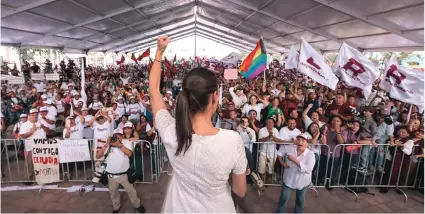  ?? ?? LA ASPIRANTE a ocupar la silla del Ejecutivo federal, ayer, con simpatizan­tes de Playa del Carmen.