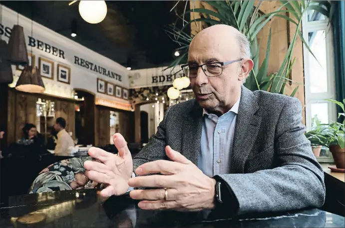  ?? EMILIA GUTIÉRREZ ?? Cristóbal Montoro durante la entrevista realizada en un conocido restaurant­e frente al Congreso de los Diputados