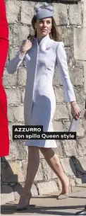  ??  ?? AZZURRO con spilla Queen style