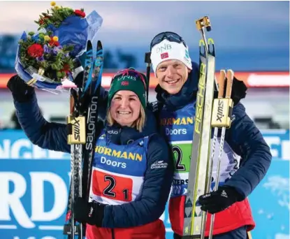  ?? FOTO: LISE ÅSERUD, SCANPIX ?? GULL: Johannes Thingnes Bø og Marte Olsbu Røiseland gikk Norge inn til gull i single mixed stafett.