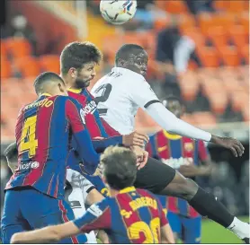  ?? FOTO: AP ?? Gerard Piqué se impone por alto en un duelo ayer en Mestalla