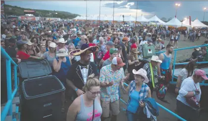  ?? BRANDON HARDER FILES ?? Fans leave the main stage area after being asked to take cover due to lightning during the Country Thunder music festival.