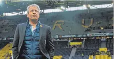  ?? FOTO: DPA ?? Zurück in die Bundesliga? Lucien Favre, hier beim Gang durch die Dortmunder Arena 2014, ist offenbar nicht abgeneigt.