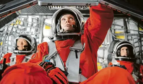  ?? Foto: Netlix ?? Start Posádka v čele s kapitánkou Toni Collettové vyráží do vesmíru, ale netuší, že má na palubě o jednoho pasažéra navíc.