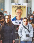 ?? REUTERS ?? Navalni apoyado
afuera de Rusia