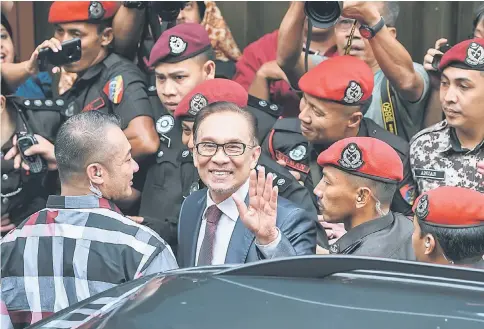  ?? — Bernama photo ?? Anwar arrives at his house in Segambut upon his release after Yang di-Pertuan Agong Sultan Muhammad V granted him a full pardon.