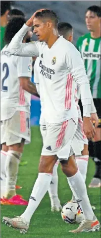  ??  ?? Varane, el sábado contra el Betis.