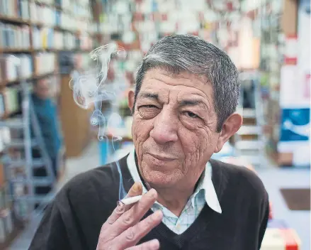  ?? DANI DUCH ?? El editor, librero y bibliófio lleva 48 años fumando en el umbral de la vieja librería heredada ya con el nombre de Visor. Encarna el Madrid castizo, guasón y noble, provisto de ese rajo gutural en las eses.