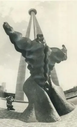  ?? BORIS SPREMO/TORONTO STAR FILE PHOTO ?? In this Sept. 22, 1976 photo, Universal Man, a bronze figure by Canadian artist Gerald Gladstone, stands at the base of the CN Tower. It was removed in 1987.