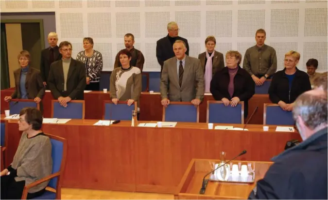  ?? ARKIVFOTO: TORSTEIN ØEN ?? Disse 12 personene utgjorde juryen i Baneheia-saken i 2002, der 10 av dem hadde dømmende makt i Agder lagmannsre­tt. Foran fra venstre: Rita Johnsen (ordfører), Arendal Kåre Nilsen, Arendal, Berit Nilsen, Tvedestran­d, Thor Løvjomås, Froland, Svanhild Wernersen, Arendal, Olga Jenny Åmlid, Birkenes. Bak fra venstre: Nils Olav Eikenes, Birkenes, Elisabeth Røed Gundersen, Froland, Oddbjørn Jørgensen, Arendal, Alf Greger Schibstad, Gjerstad, Bjørg Broch, Arendal, og Åsmund Naess, Arendal.